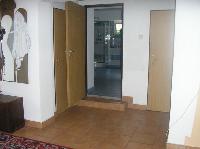 pohled z chodby do koupelny