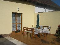 terasa se vstupem z domu