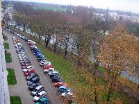 pohled z balk�nu na parkovi�t�