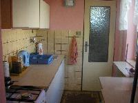 pohled do kuchyn� v p��zem�