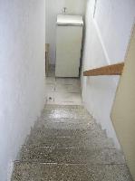 schodi�t� do sklepa